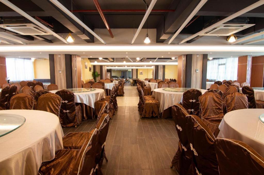 Higher Hotel Μπαντάρ Σερί Μπεγκαβάν Εξωτερικό φωτογραφία