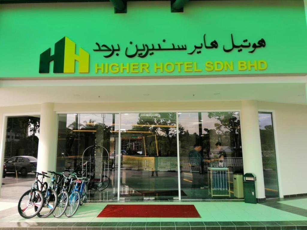 Higher Hotel Μπαντάρ Σερί Μπεγκαβάν Εξωτερικό φωτογραφία