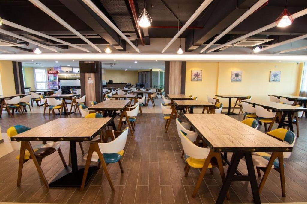 Higher Hotel Μπαντάρ Σερί Μπεγκαβάν Εξωτερικό φωτογραφία
