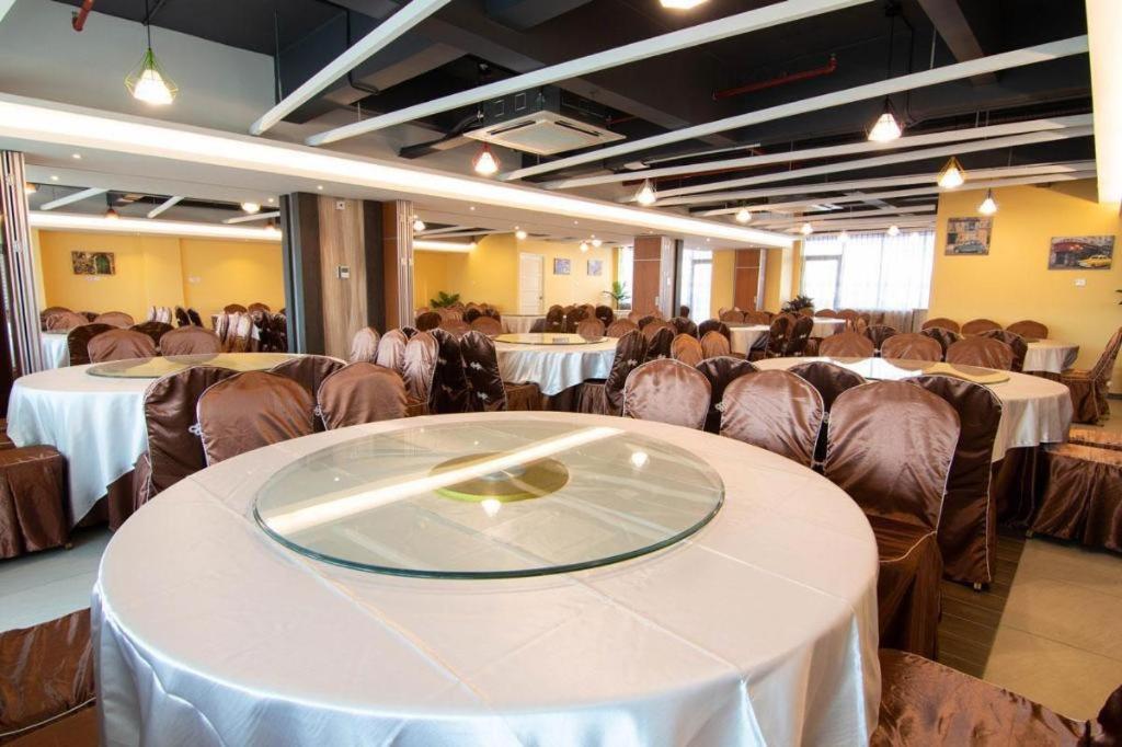 Higher Hotel Μπαντάρ Σερί Μπεγκαβάν Εξωτερικό φωτογραφία