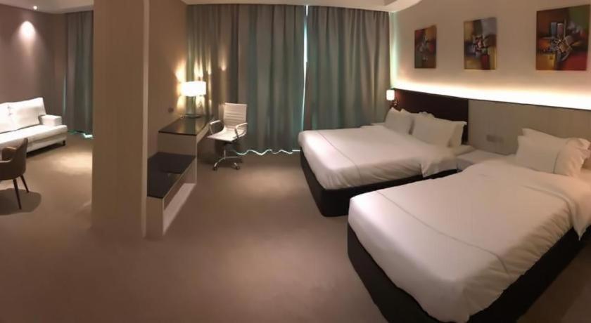 Higher Hotel Μπαντάρ Σερί Μπεγκαβάν Εξωτερικό φωτογραφία