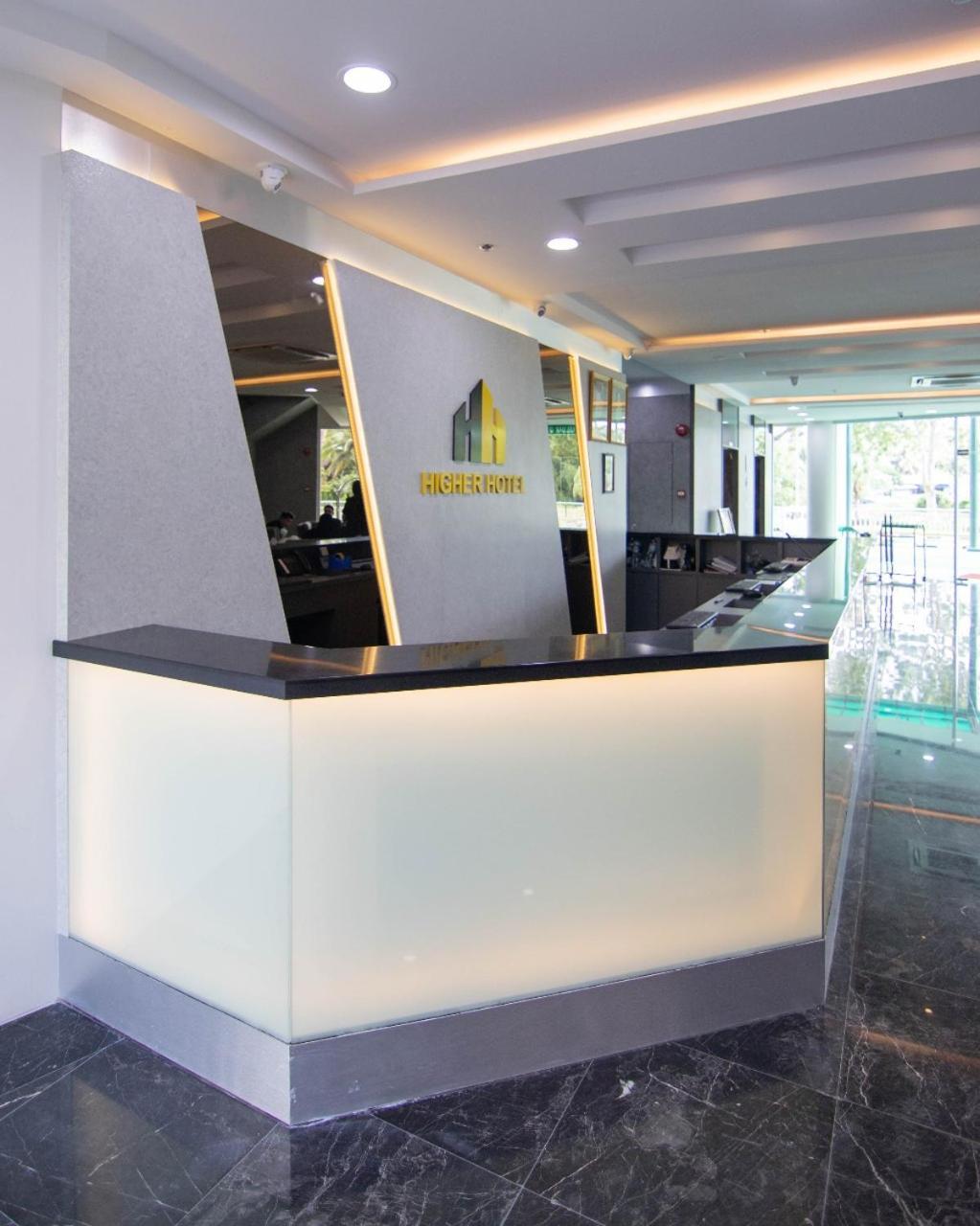 Higher Hotel Μπαντάρ Σερί Μπεγκαβάν Εξωτερικό φωτογραφία