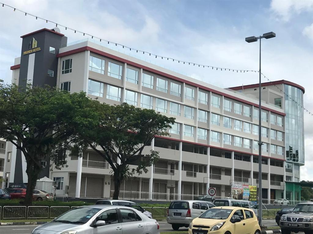 Higher Hotel Μπαντάρ Σερί Μπεγκαβάν Εξωτερικό φωτογραφία