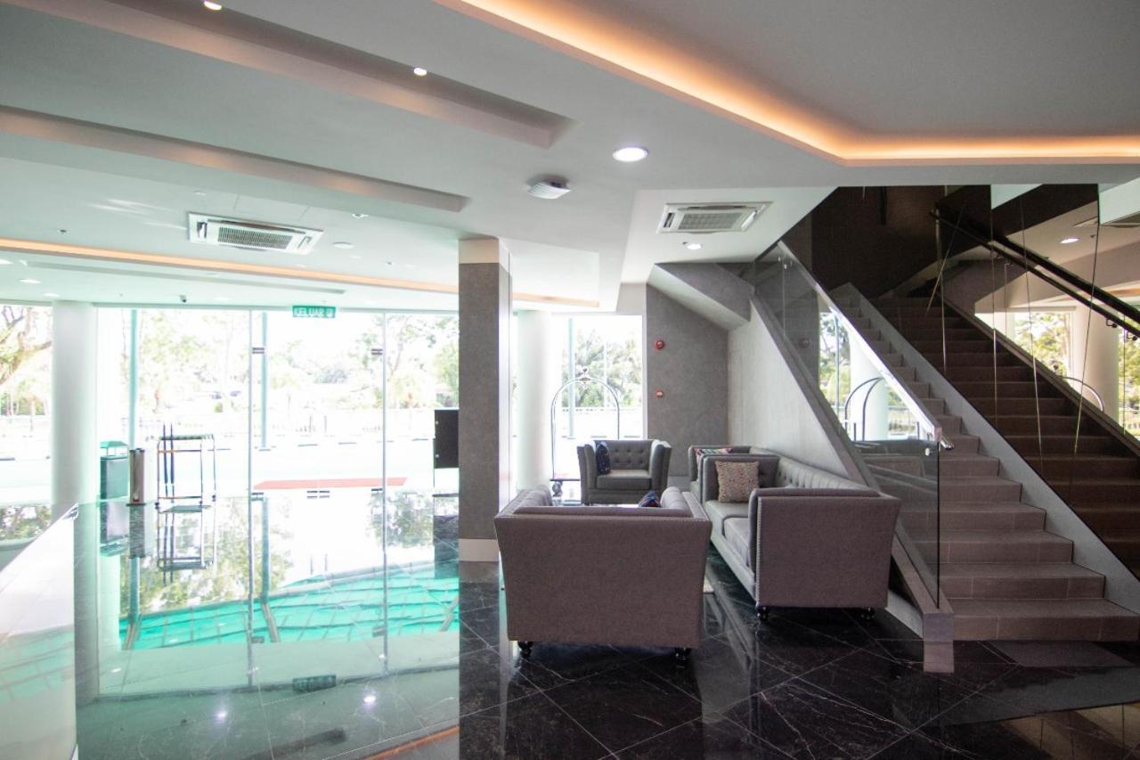 Higher Hotel Μπαντάρ Σερί Μπεγκαβάν Εξωτερικό φωτογραφία