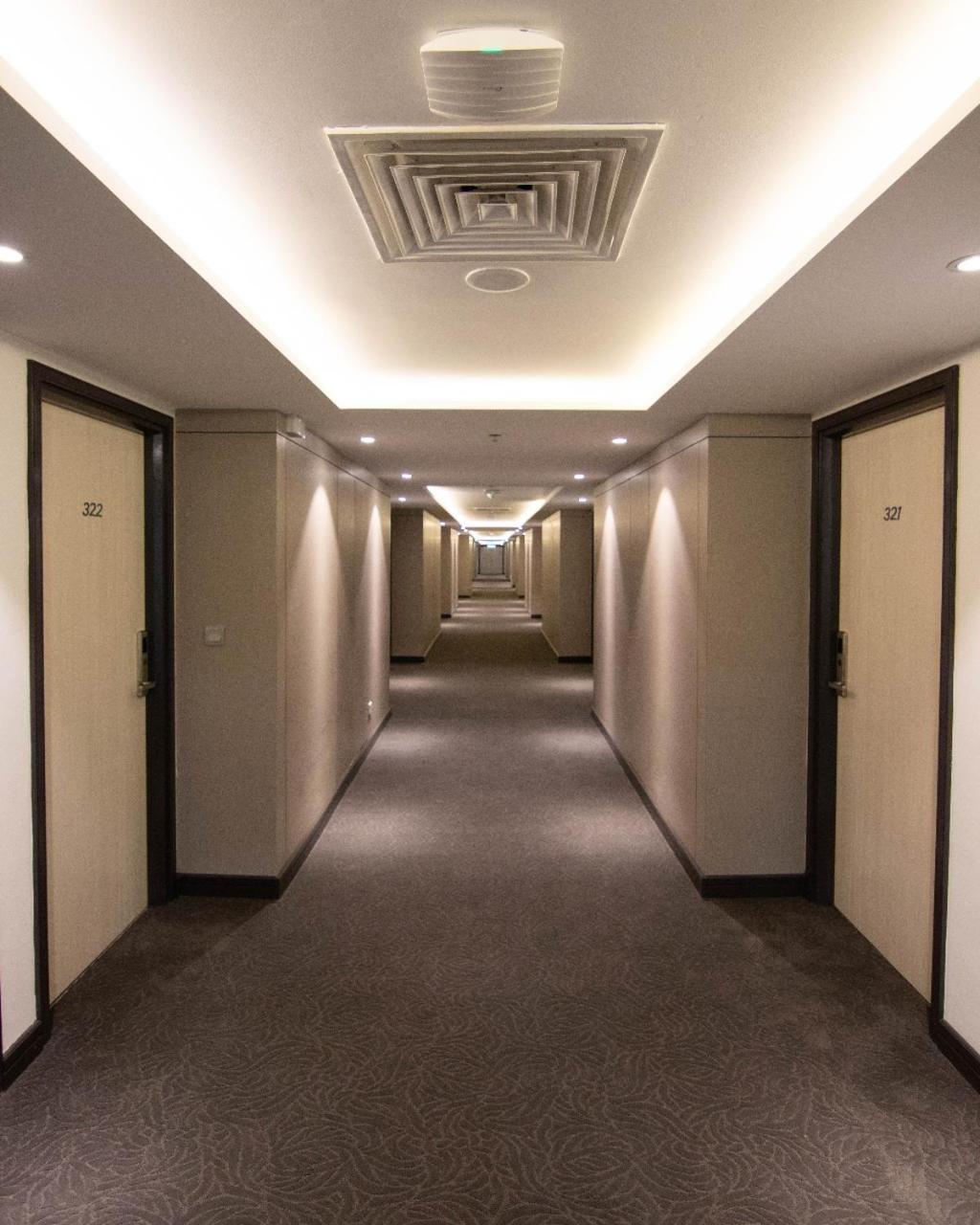 Higher Hotel Μπαντάρ Σερί Μπεγκαβάν Εξωτερικό φωτογραφία