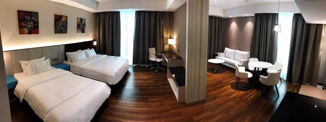Higher Hotel Μπαντάρ Σερί Μπεγκαβάν Εξωτερικό φωτογραφία