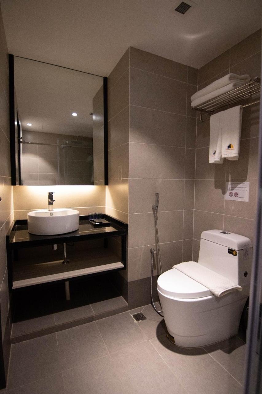 Higher Hotel Μπαντάρ Σερί Μπεγκαβάν Εξωτερικό φωτογραφία