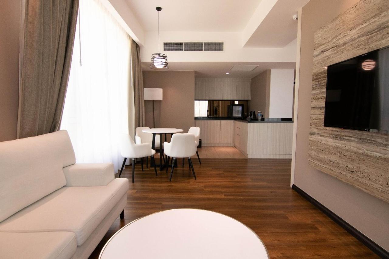 Higher Hotel Μπαντάρ Σερί Μπεγκαβάν Εξωτερικό φωτογραφία