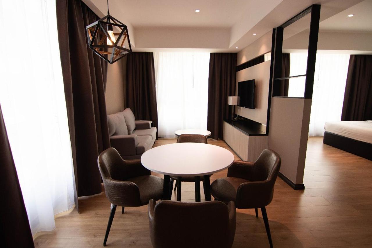 Higher Hotel Μπαντάρ Σερί Μπεγκαβάν Εξωτερικό φωτογραφία