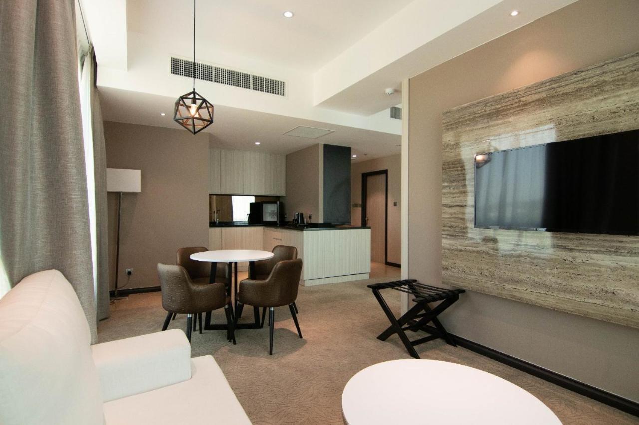 Higher Hotel Μπαντάρ Σερί Μπεγκαβάν Εξωτερικό φωτογραφία